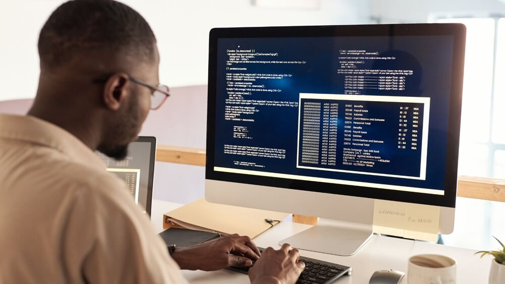 Développeur web travaillant sur une application web sur mesure