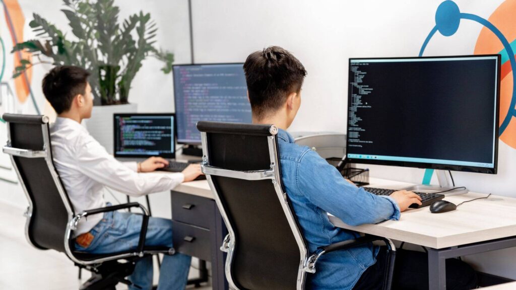 Développeur full stack travaillant sur une application web