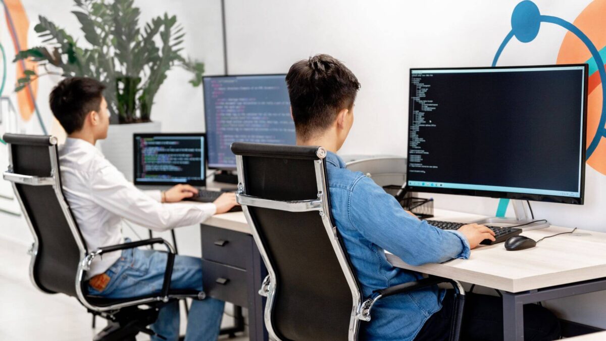Développeur full stack travaillant sur une application web