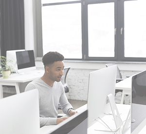 Professionnel analysant des informations sur ordinateur dans un contexte de contrôle des partenaires