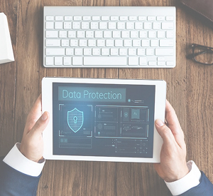 Tablette affichant des informations de protection des données et de conformité